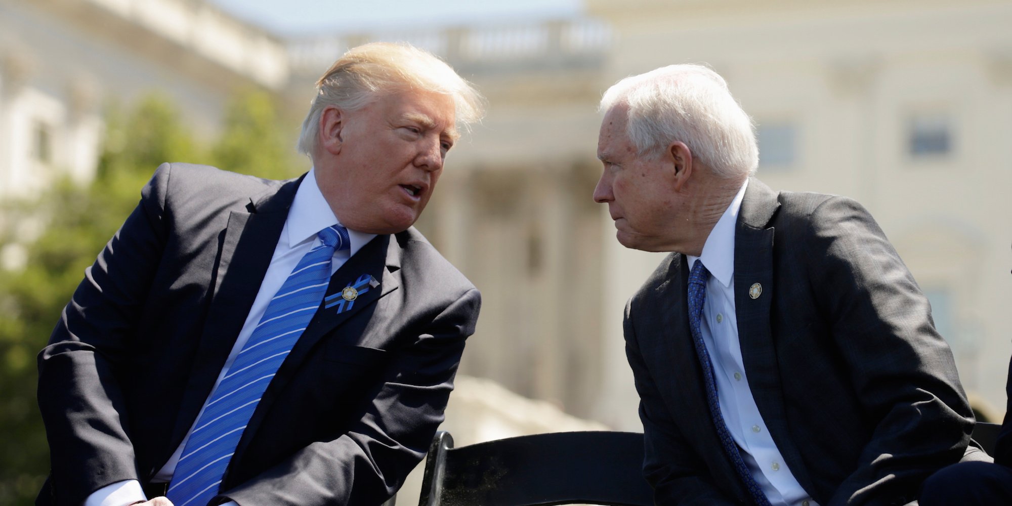 وزير العدل الأميركي جيف سيشنز مع الرئيس دونالد ترامب