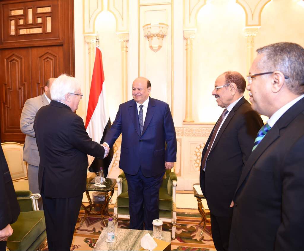 الرئيس اليمني عبدربه منصور هادي في لقاء سابق مع الوسيط الأممي مارتن غريفيث