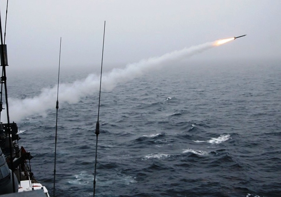 الصواريخ أطلقت من البحر وليس معلوما بعد الجهة التي أطلقتها