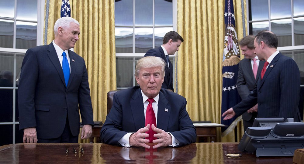 الرئيس الأميركي دونالد ترامب ونائبه مايك بنس وبعض معاونيه