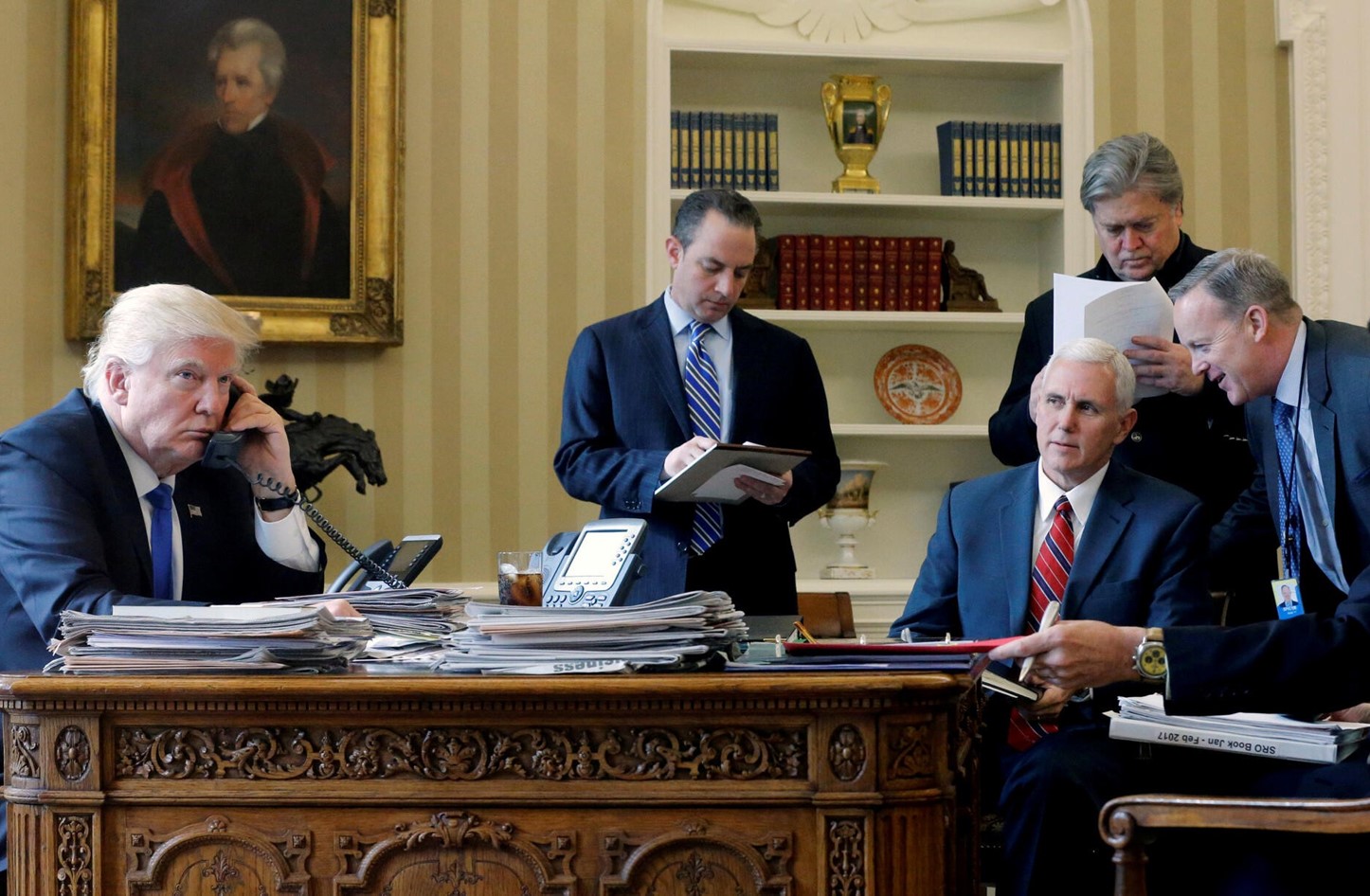 ستيف بانون والرئيس الأميكري دونالد ترامب ونائبه مايك بنس خلال اجتماع سابق بالبيت الأبيض