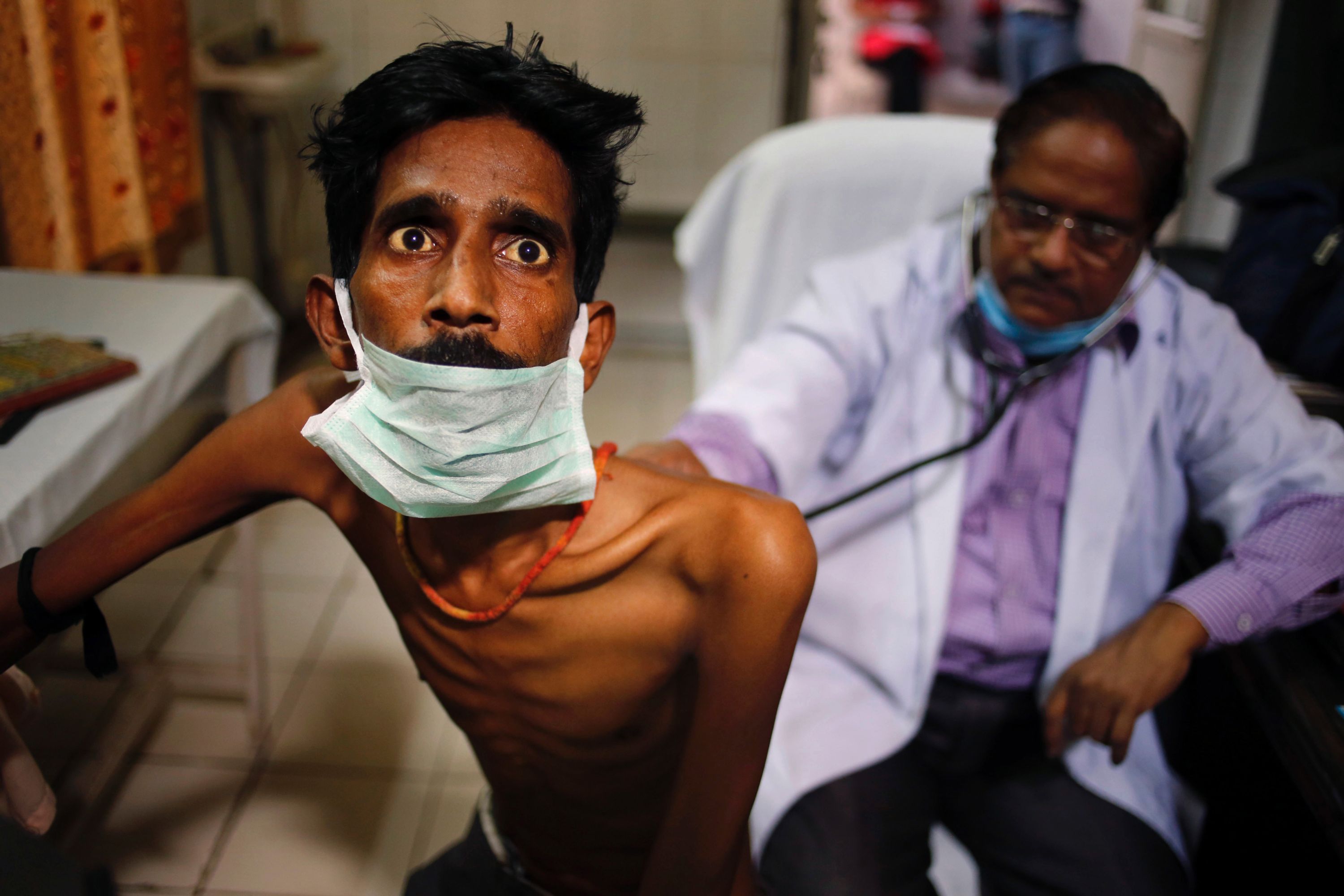 طبيب يعاين مريضا بالسل