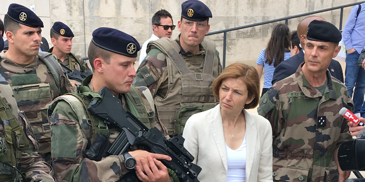 وزيرة الدفاع الفرنسية فلورنس بارلي مع وحدة من الجيش الفرنسي