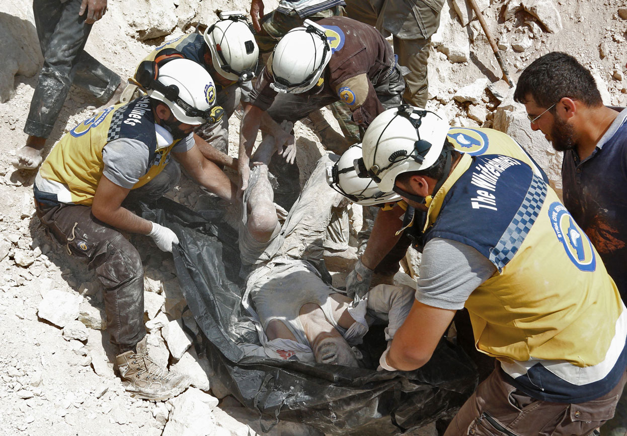عناصر من الخوض البيضاء تنتشل جثة سوري قتل في غارات روسية وسورية على ادلب