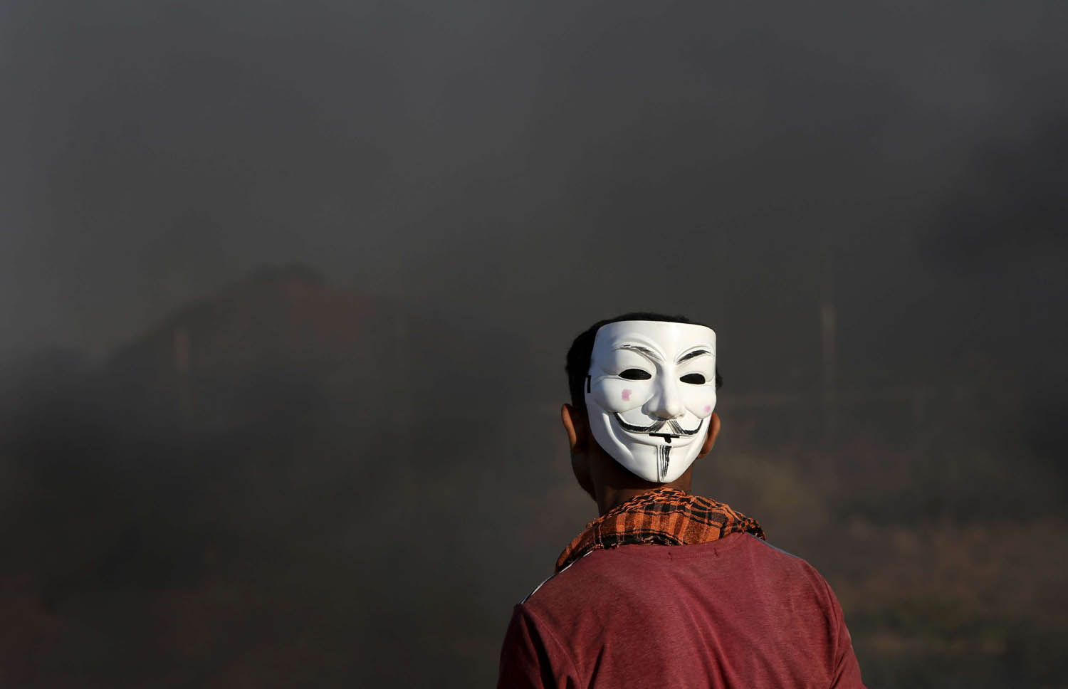 فلسطيني عند الحدود المشتعلة بين غزة وإسرائيل