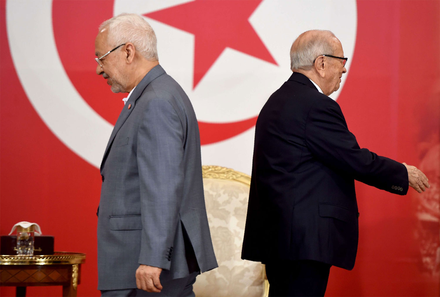 Tunisian President Beji Caid Essebsi (R) and Tunisian leader of Islamist Ennahdha party Rached Ghannouchi 