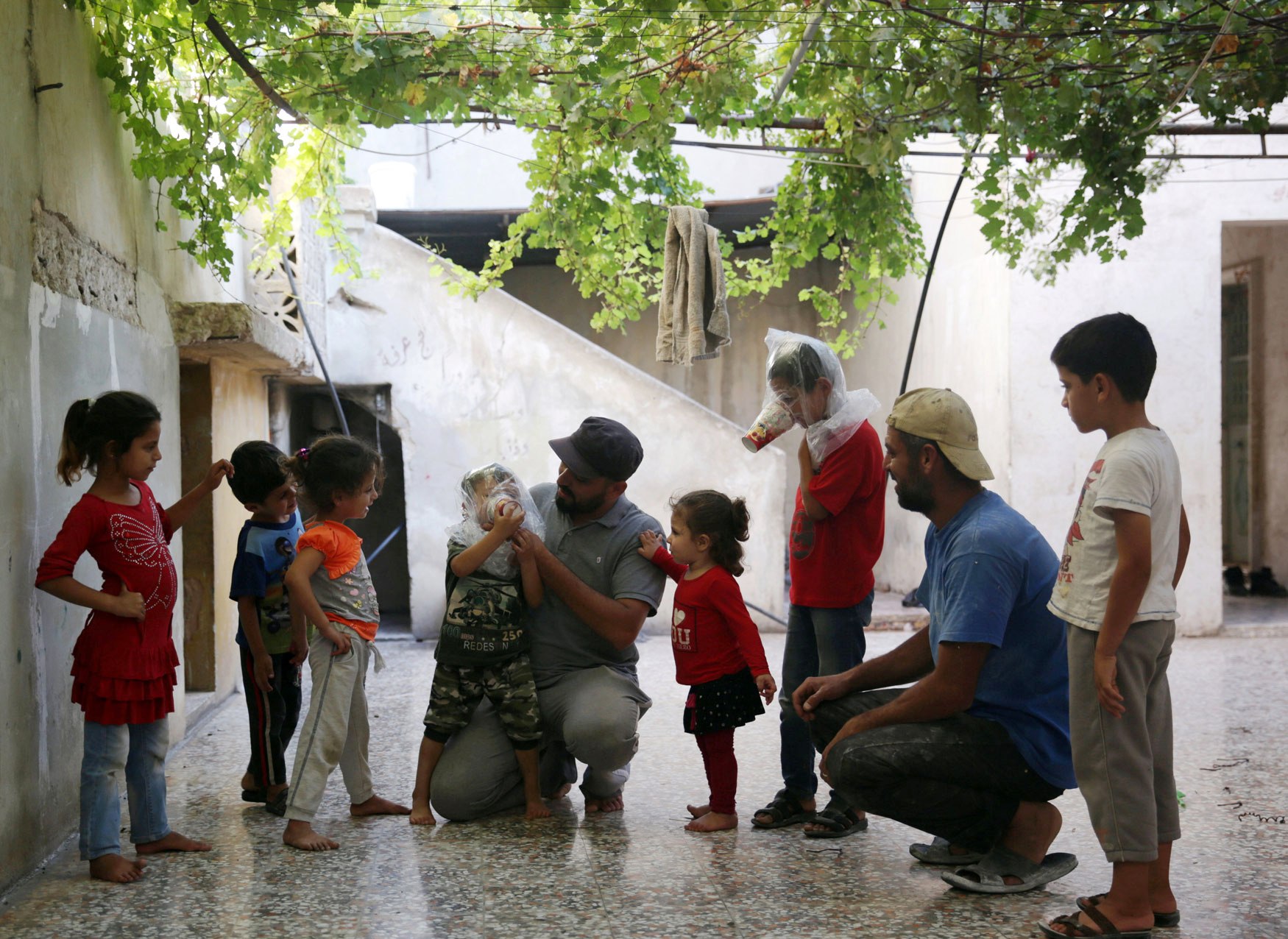 سكان ادلب يستعدون لمواجهة هجوم كيماوي محتمل بوسائل حماية تقليدية بسيطة 