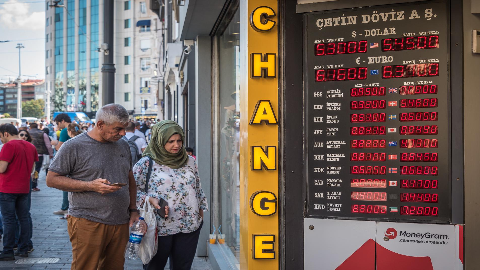 تدخلات الرئيس التركي في السياسة النقدية هوت بالليرة الى قاع عميق في الفترة الماضية