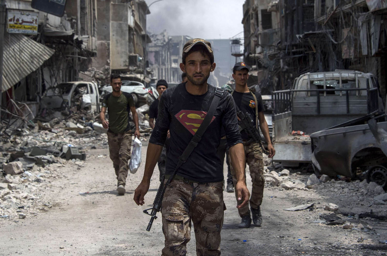 مقاتلون من الحشد الشعبي يتجولون بين خرائب الموصل
