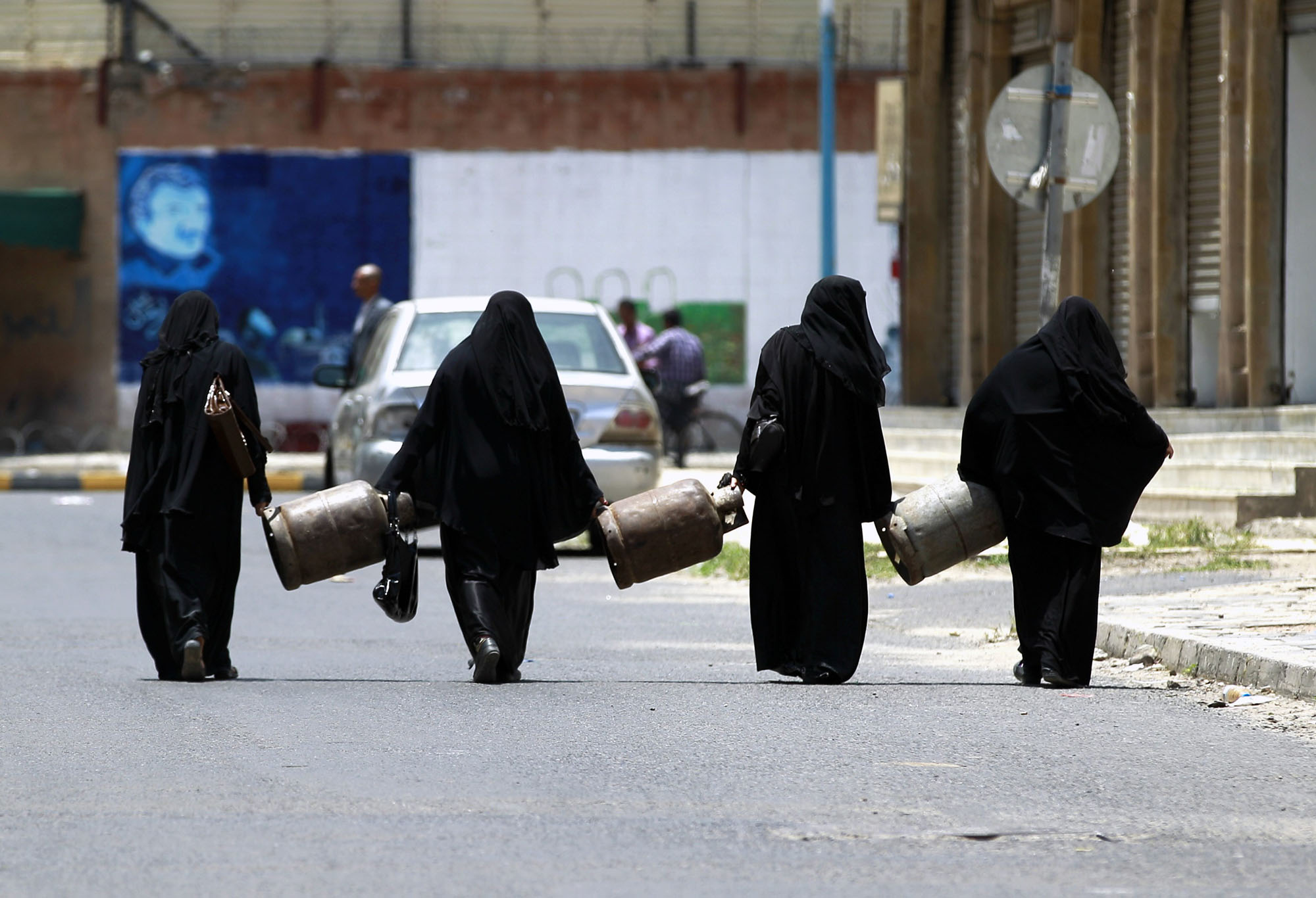 اتهامات للحوثيين بالوقوف وراء أزمة الوقود لتحقيق مكاسب مالية