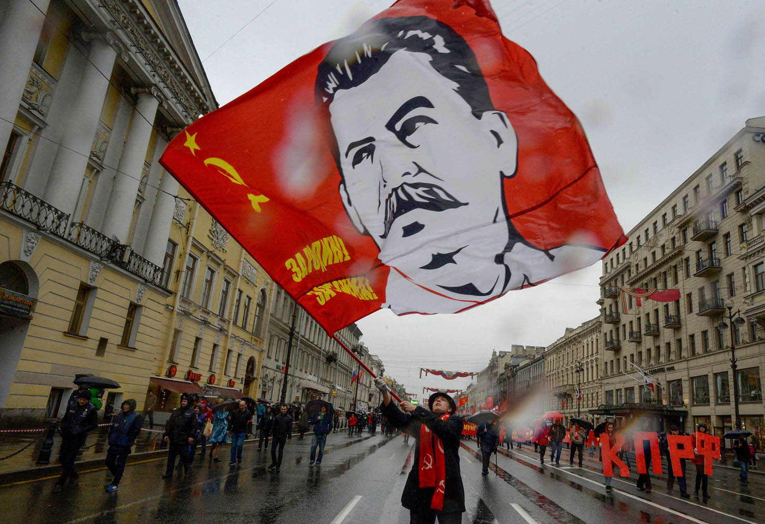 متظاهر روسي يرفع راية عليها صورة ستالين