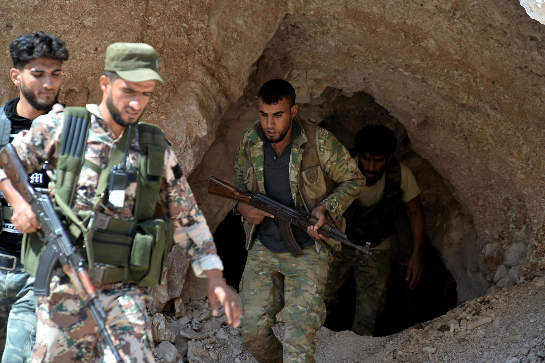 مسلحو المعارضة يستعدون لأعنف هجوم على آخر معقل لهم على الحدود التركية