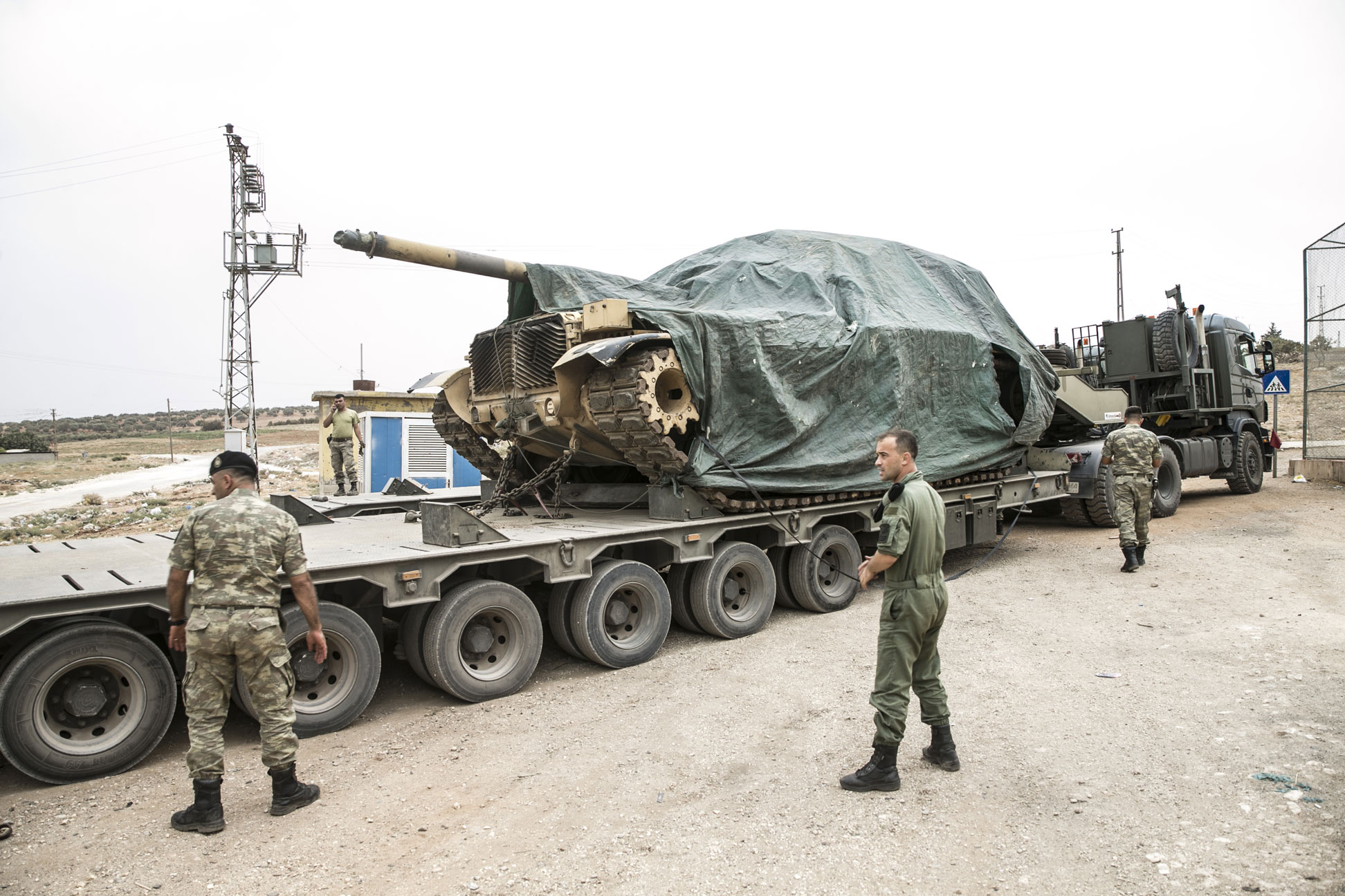 تركيا تدفع بالمزيد من التعزيزات العسكرية إلى الحدود السورية
