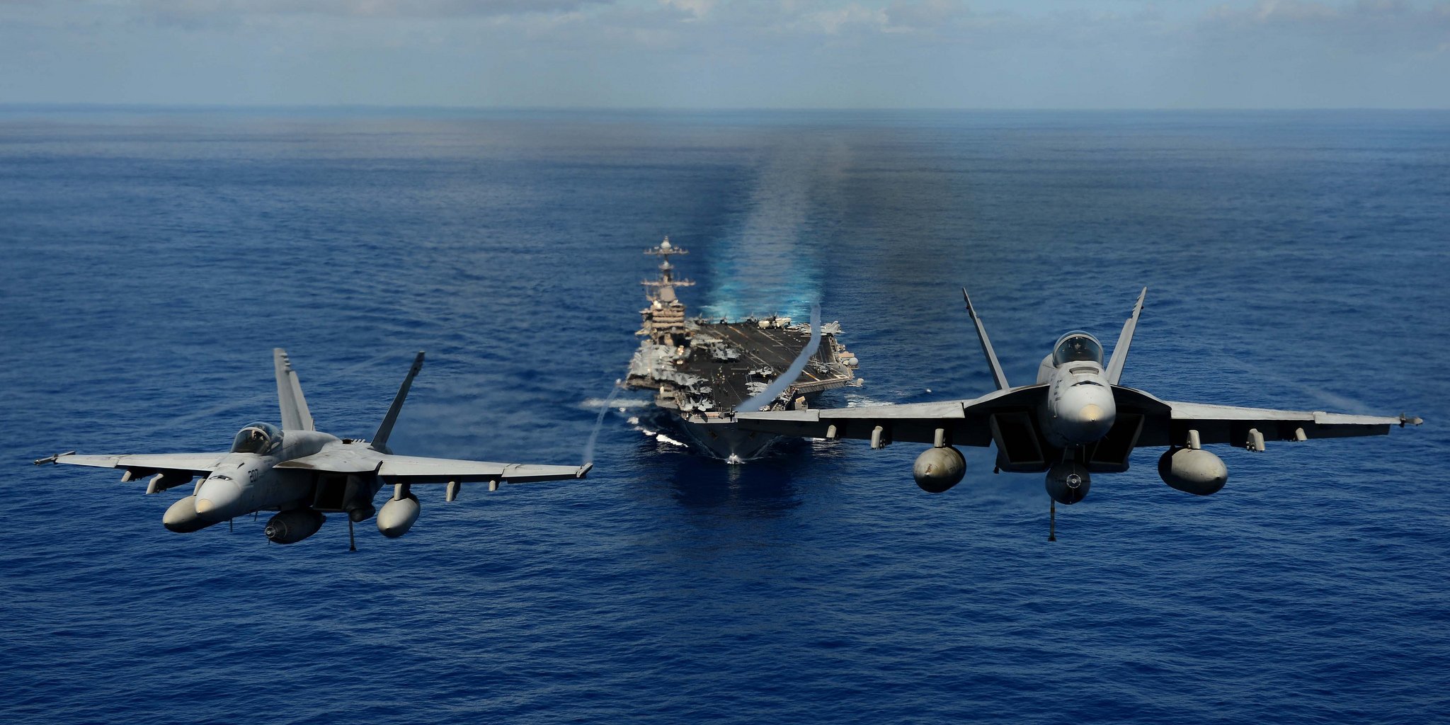 مقاتلات أميركية تنطلق من احدى حاملات الطائرات