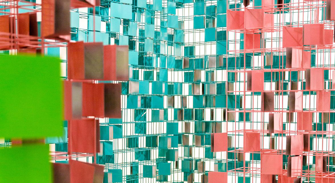 راشد بن خليفة يحاكي المشربيات في لوحات فنية