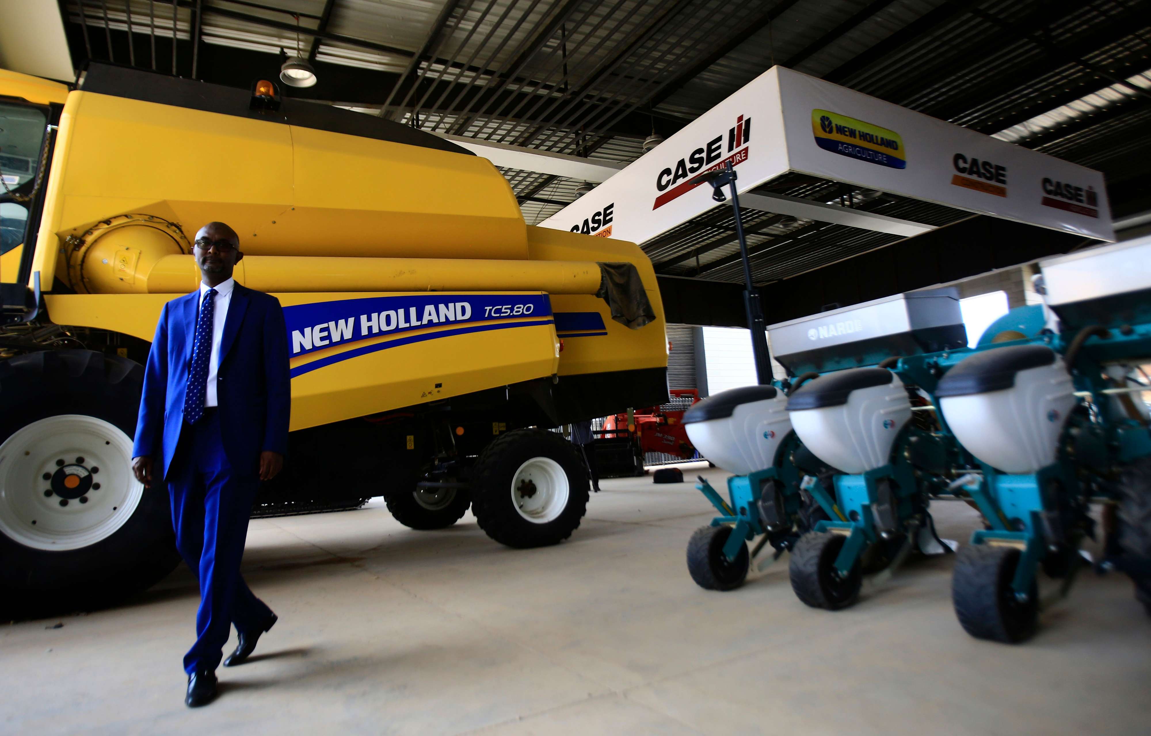 رجل اعمال سوداني في مصنعه