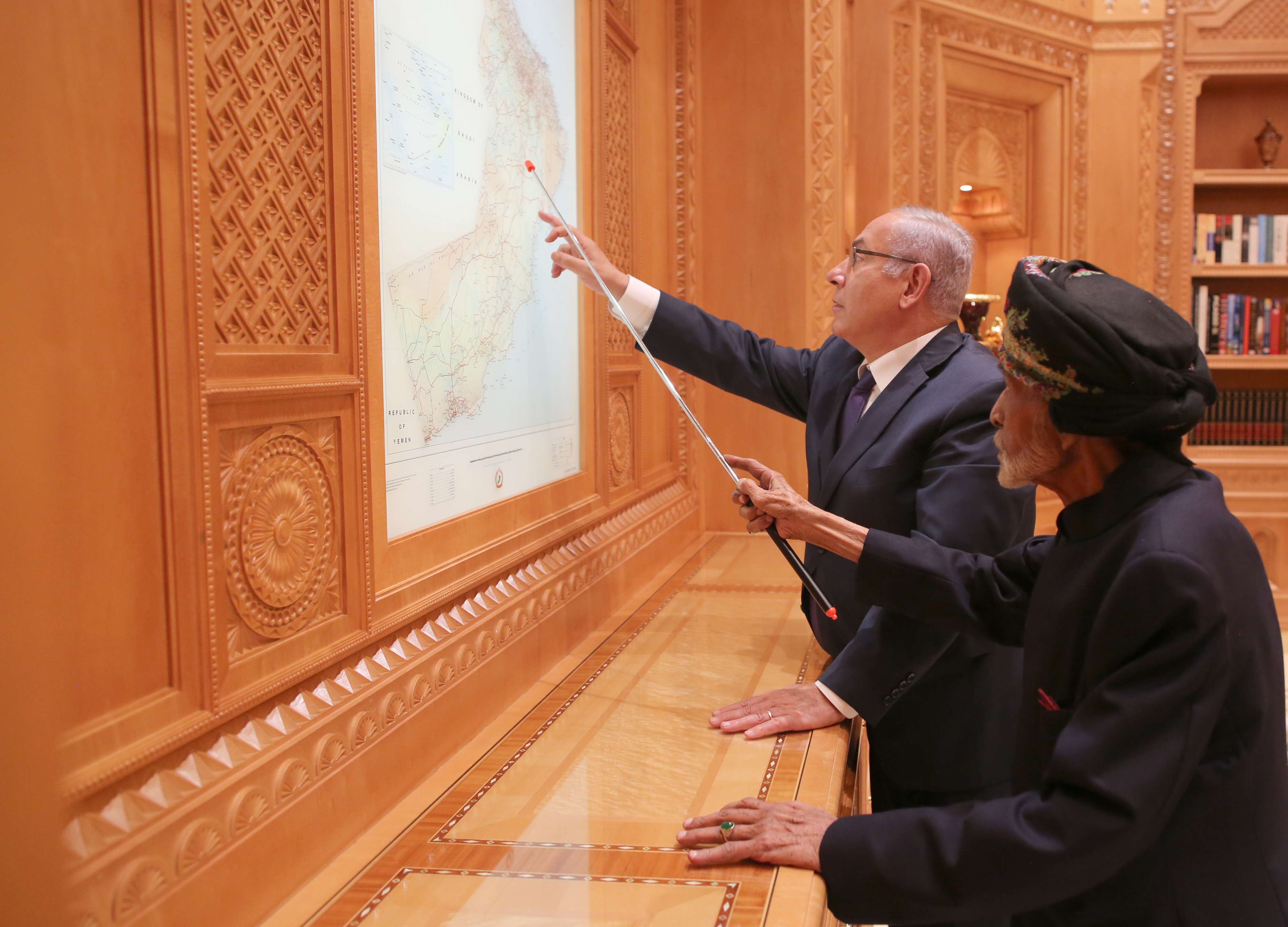 بحثنا سبل دفع عملية السلام 