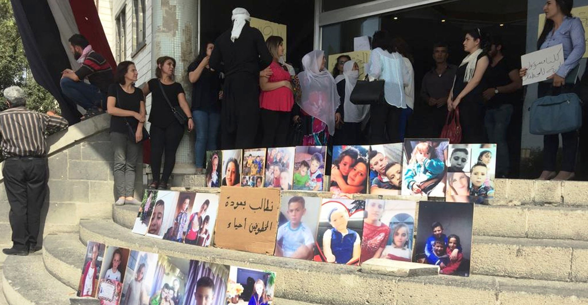 أهالي المخطوفين لا يملكون إلا الاعتصام للغضط على دمشق