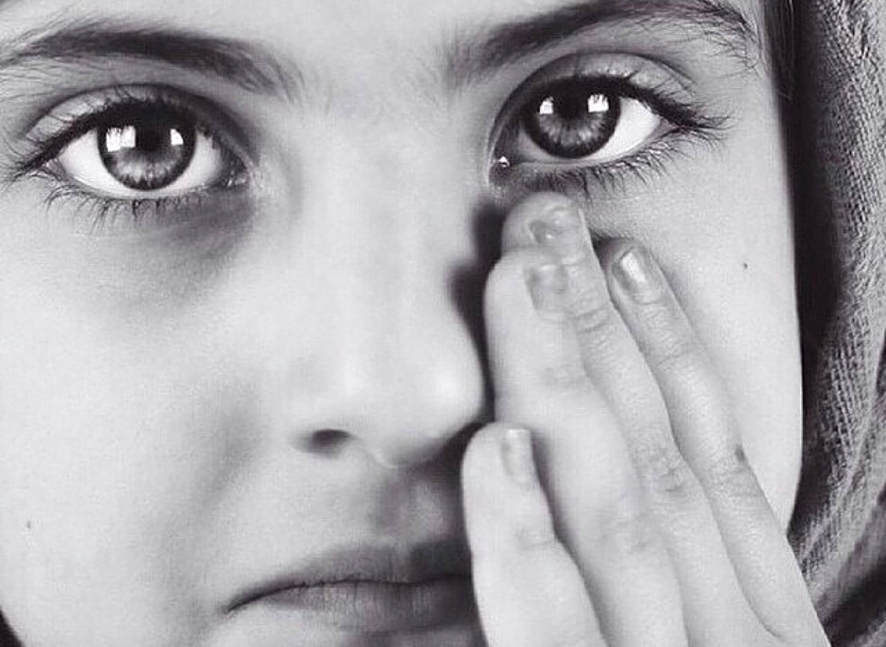 نظرات مشوبة بالتوجس