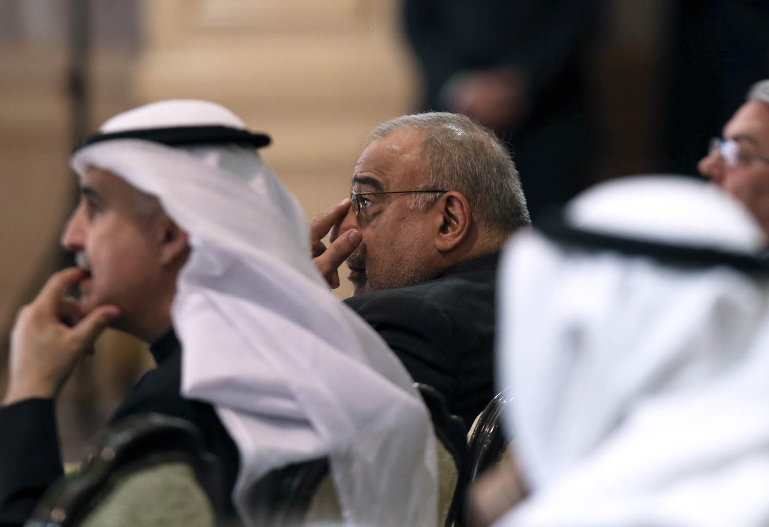 عادل عبدالمهدي خلال حضوره مؤتمر الاستثمار في الكويت