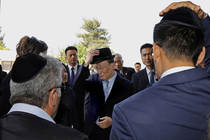 Chinese Vice-President Wang Qishan (C) attends a memorial ceremony at the Yad Vashem Holocaust Memorial museum in Jerusalem, on October 24