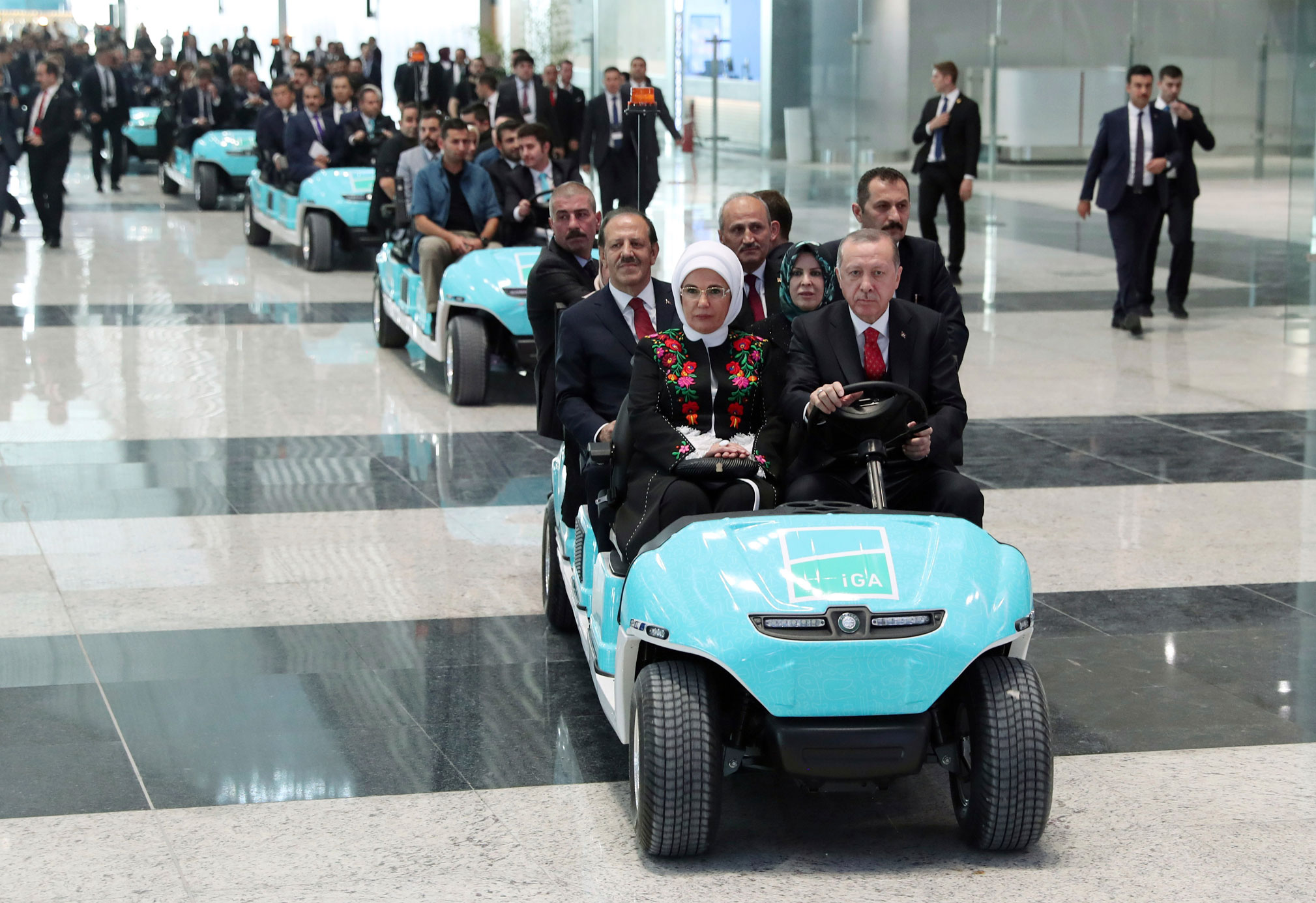 الرئيس التركي في جولة بالمطار الجديد رفقة زوجته وكبار الشخصيات