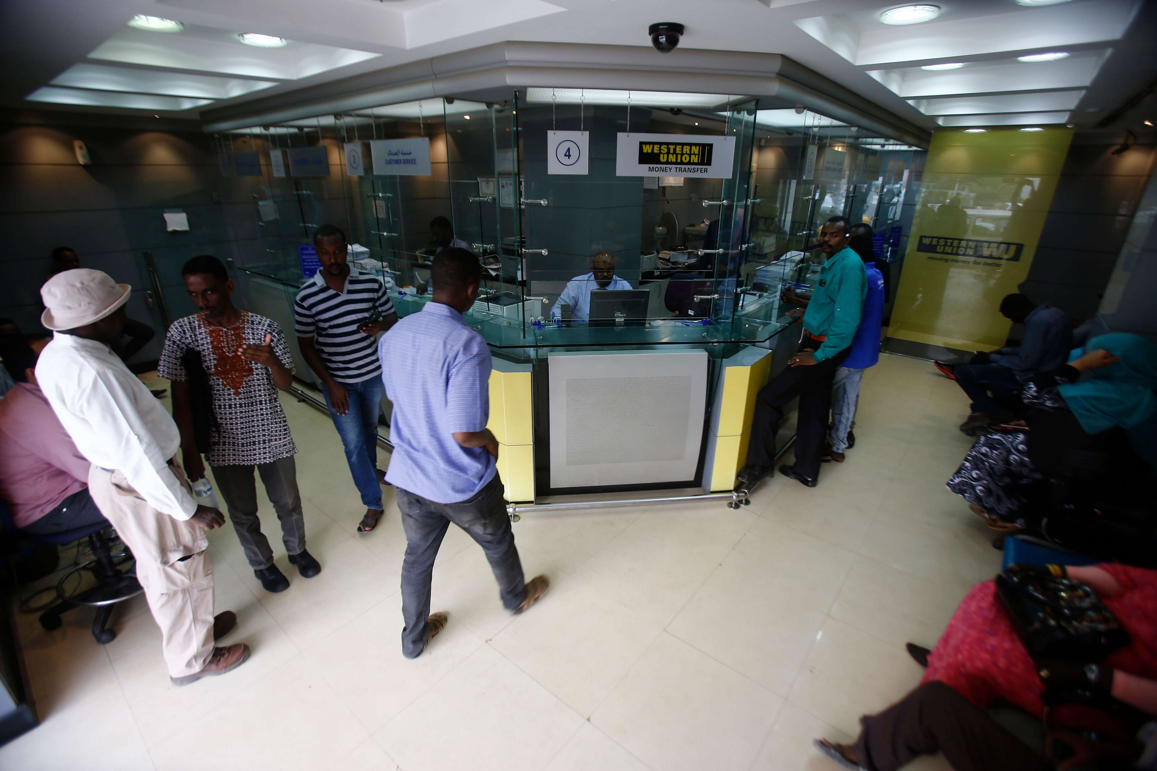 أثر محدود لقرار خفض العملة على طوابير البنوك