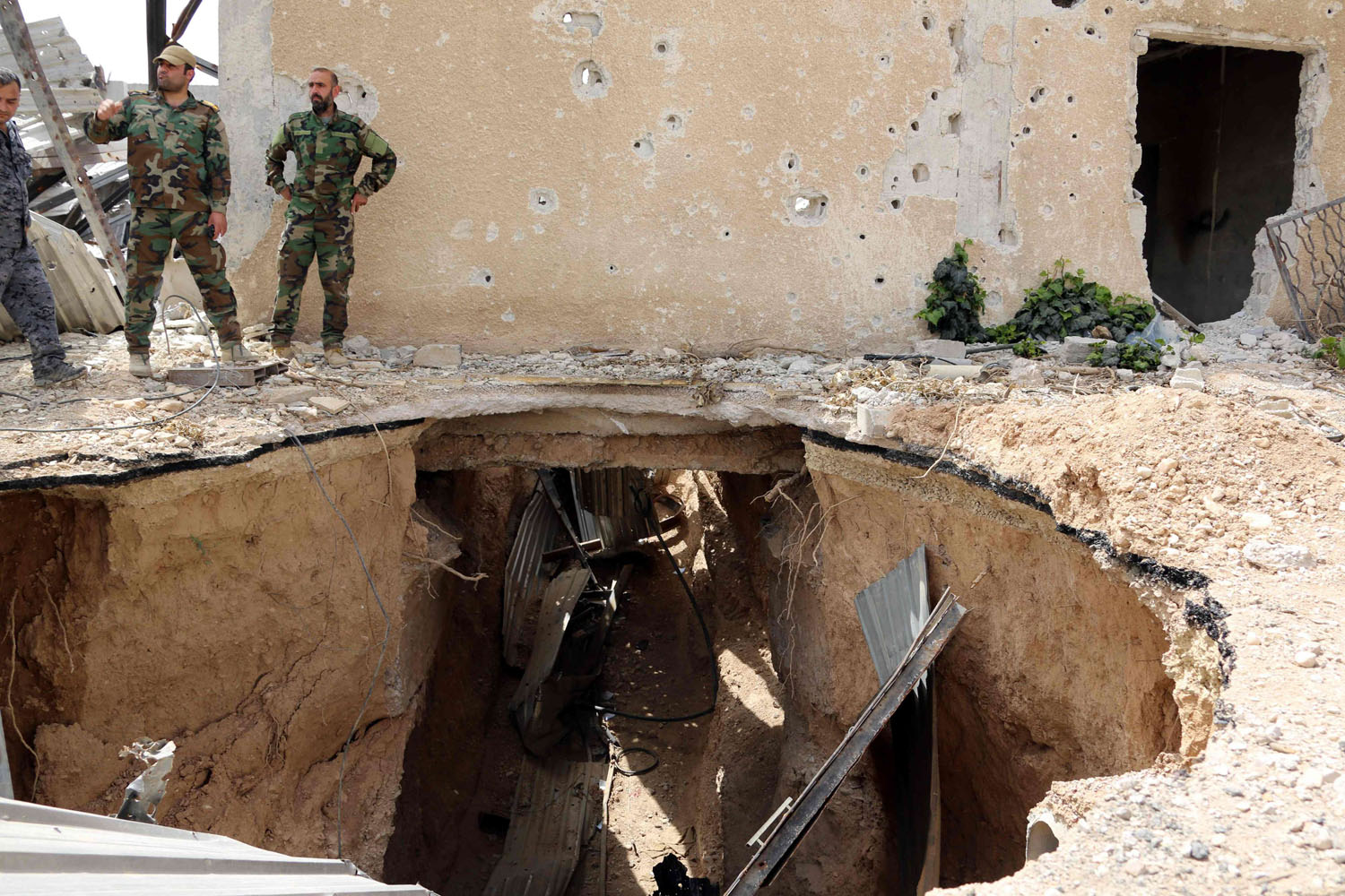 إما منع الدخول أو تدمير العقارات