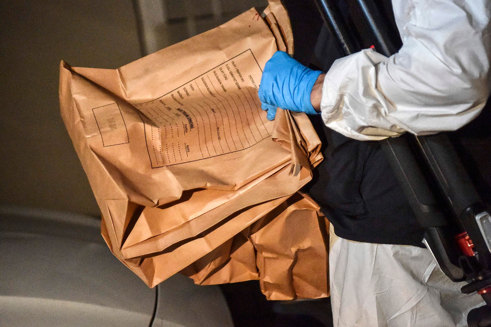 A Turkish forensic police officer carries evidence packs while he leaves the Saudi Arabian Consulate on October 18, 2018 in Istanbul.