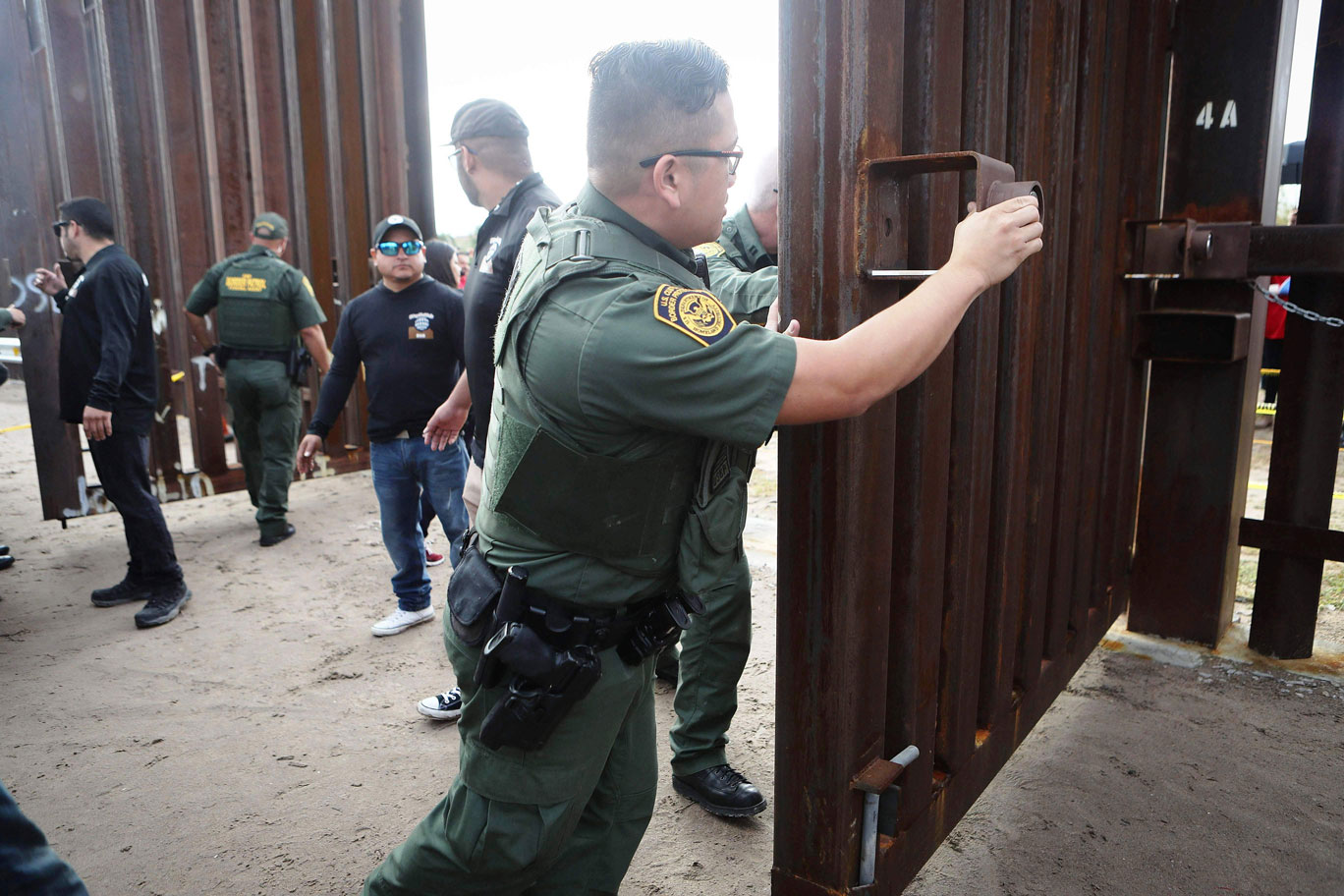 قافلة من آلاف المهاجرين باتجاه الحدود بين المكسيك وأميركا تستفر الجيش وحرس الحدود