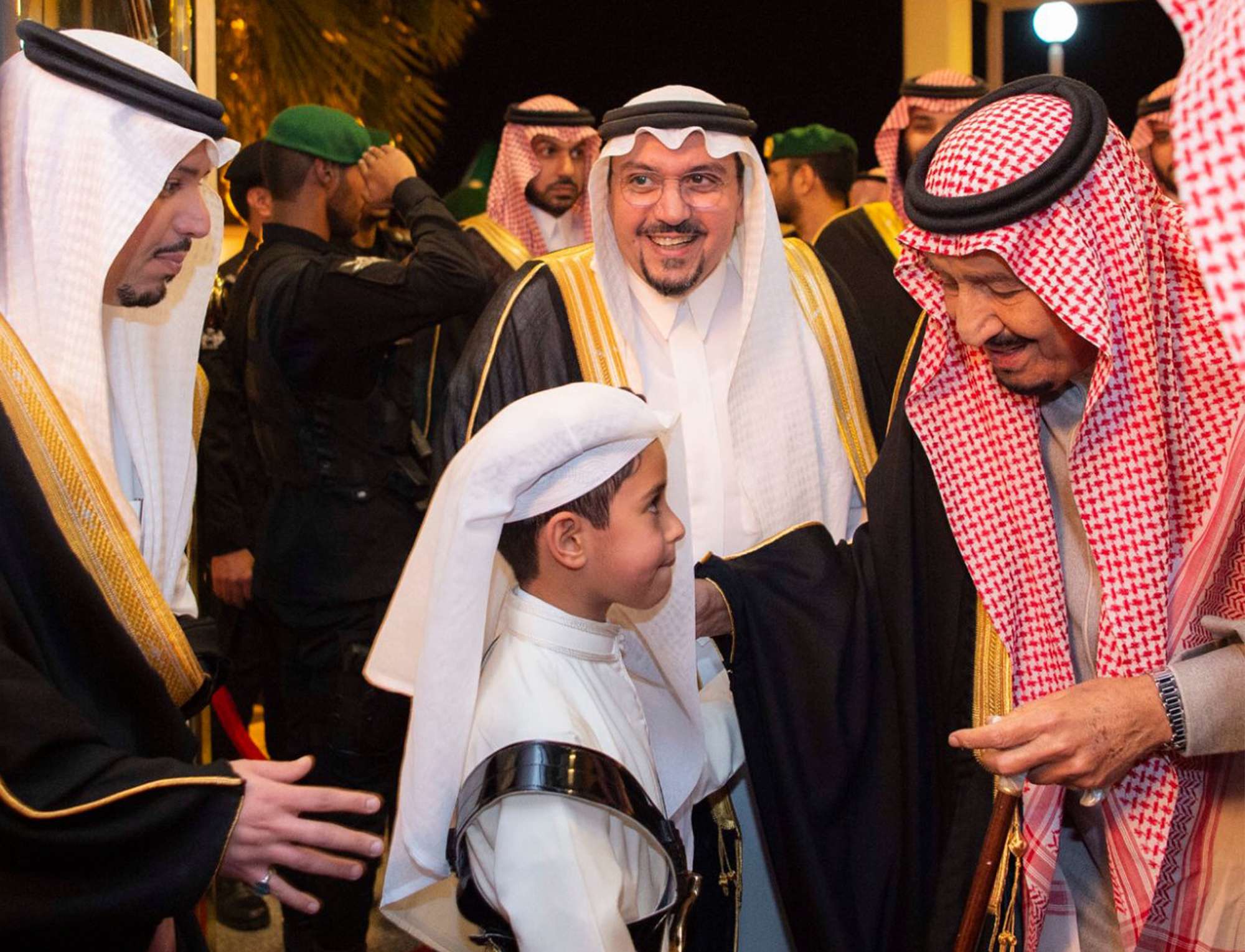 الملك سلمان يتفقد أحوال المواطنين
