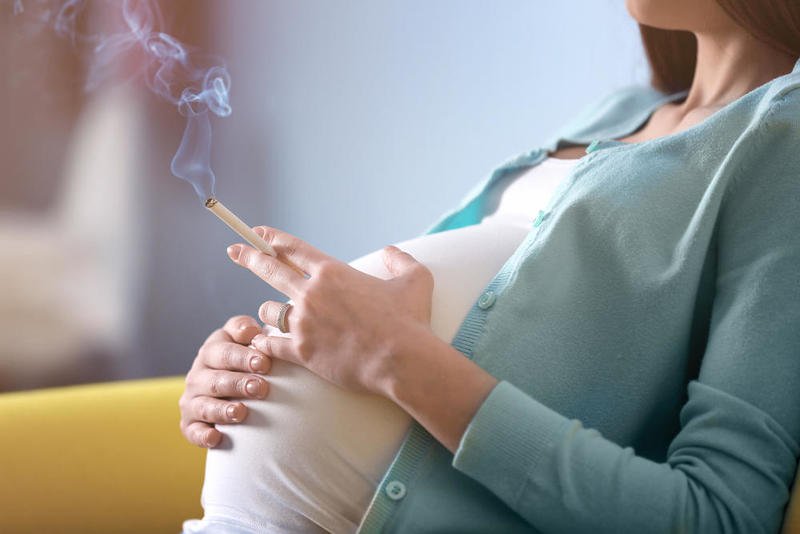 الأمهات المدخنات ينجبن أطفالا بعيوب بصرية