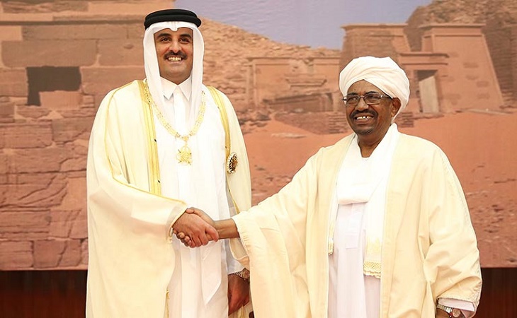 الرئيس السوداني عمر البشير مع أمير قطر الشيخ تميم بن حمد