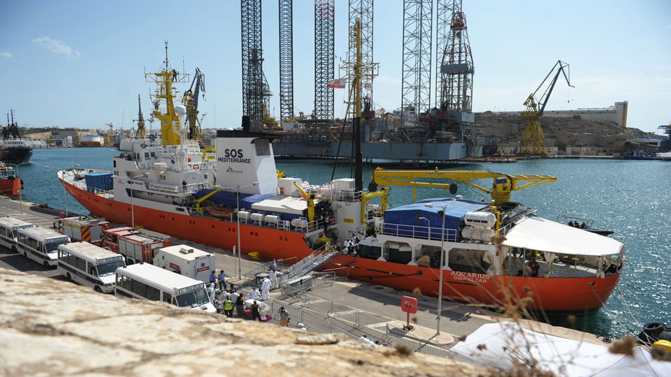 السفينة أكواريوس  راسية في ميناء فرنسي 