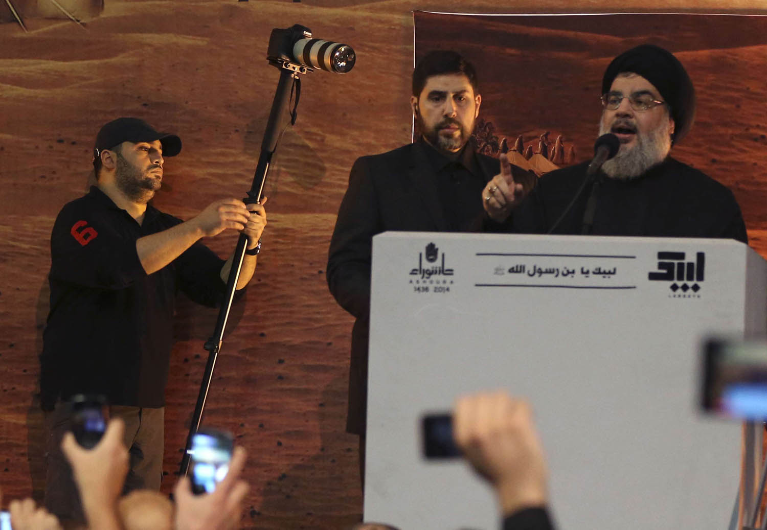 حسن نصرالله وابنه جواد في مؤتمر صحفي في بيروت