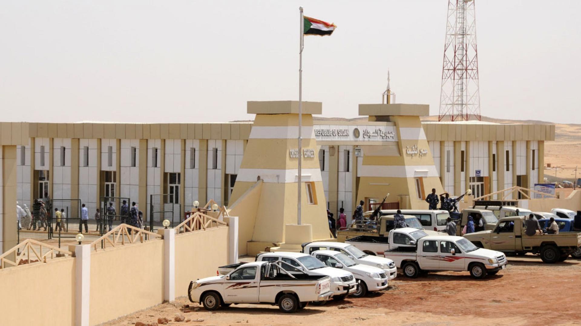 تعزيزات عسكرية سودانية على أحد المعابر الحدودية مع مصر