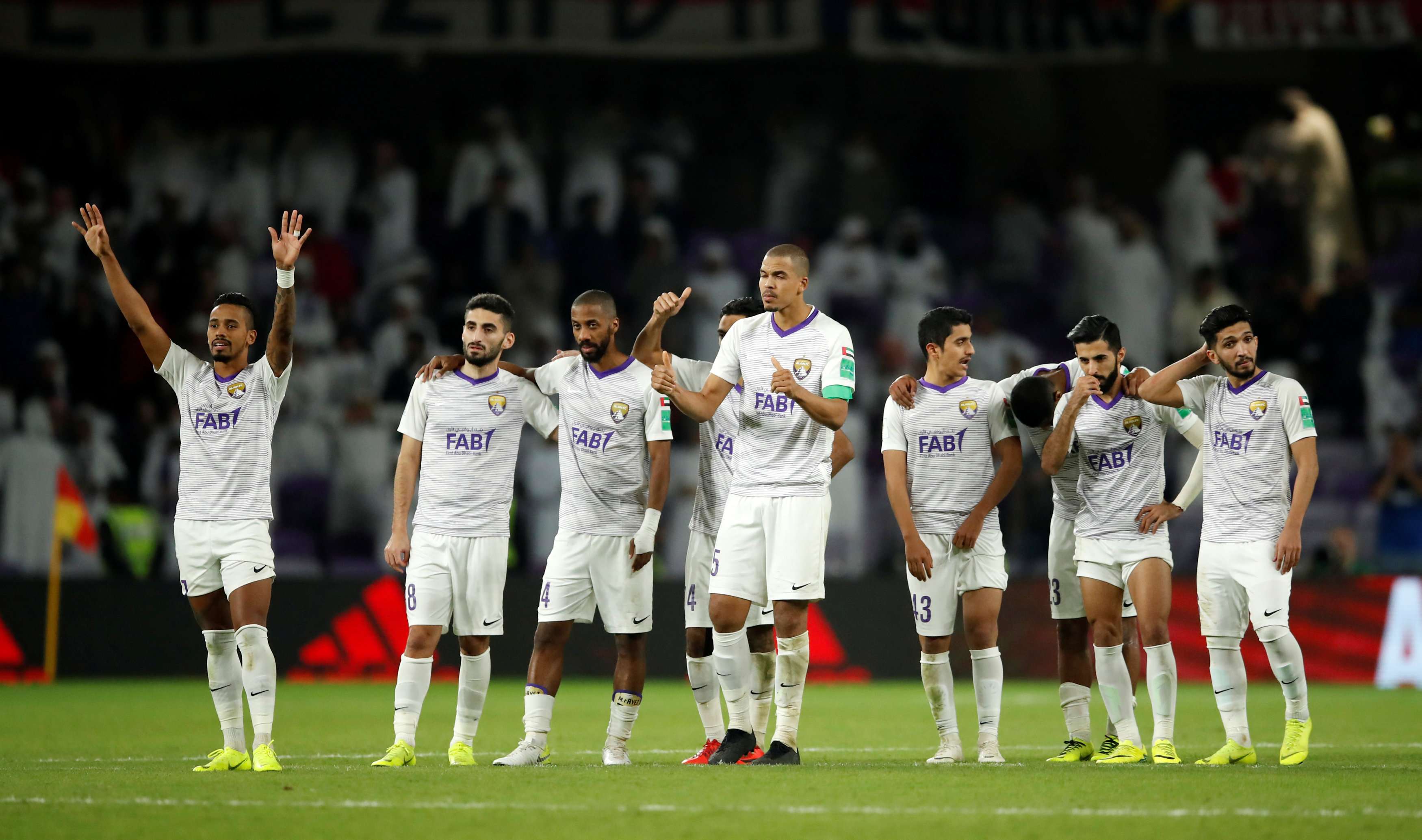 لاعبو العين يحتفلون بانجازهم التاريخي
