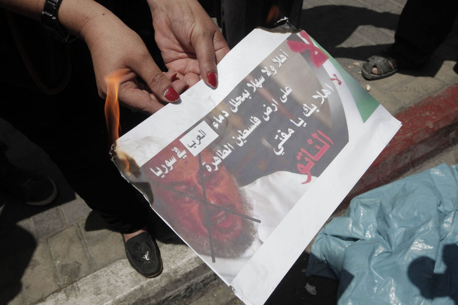 فلسطينيون يحتجون على زيارة الشيخ يوسف القرضاوي لغزة