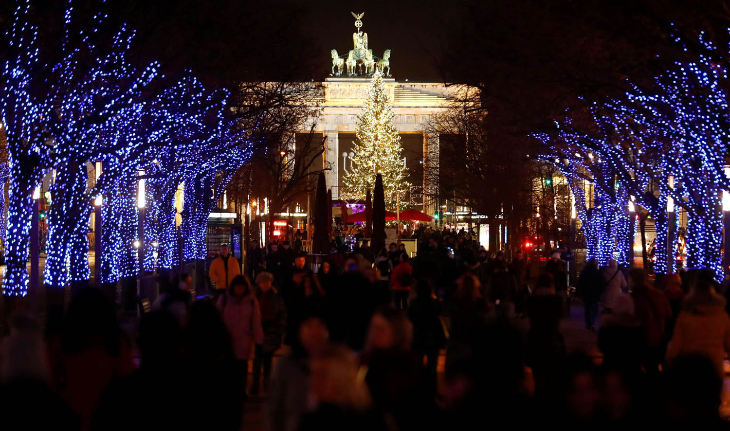 اضواء زينة بالقرب من بوابة براندنبيرغ في برلين