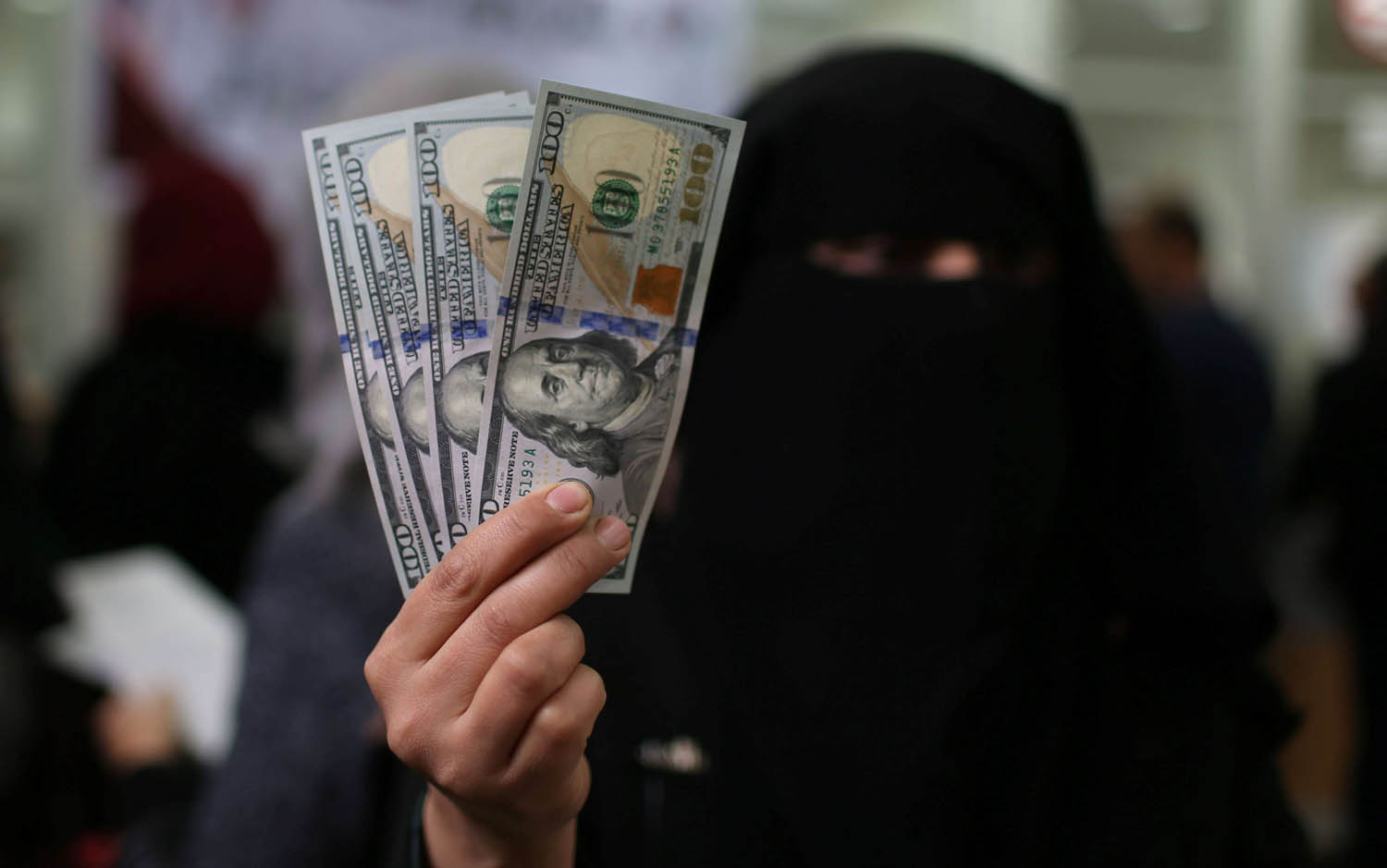 فلسطينية من سلطة حماس في غزة تلوح بدولارات من أموال قطرية أوصلتها إسرائيل