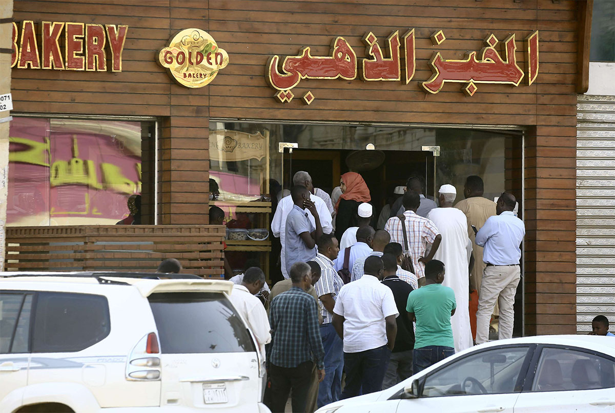 Frustrated Sudanese queue outside bakeries in Khartoum