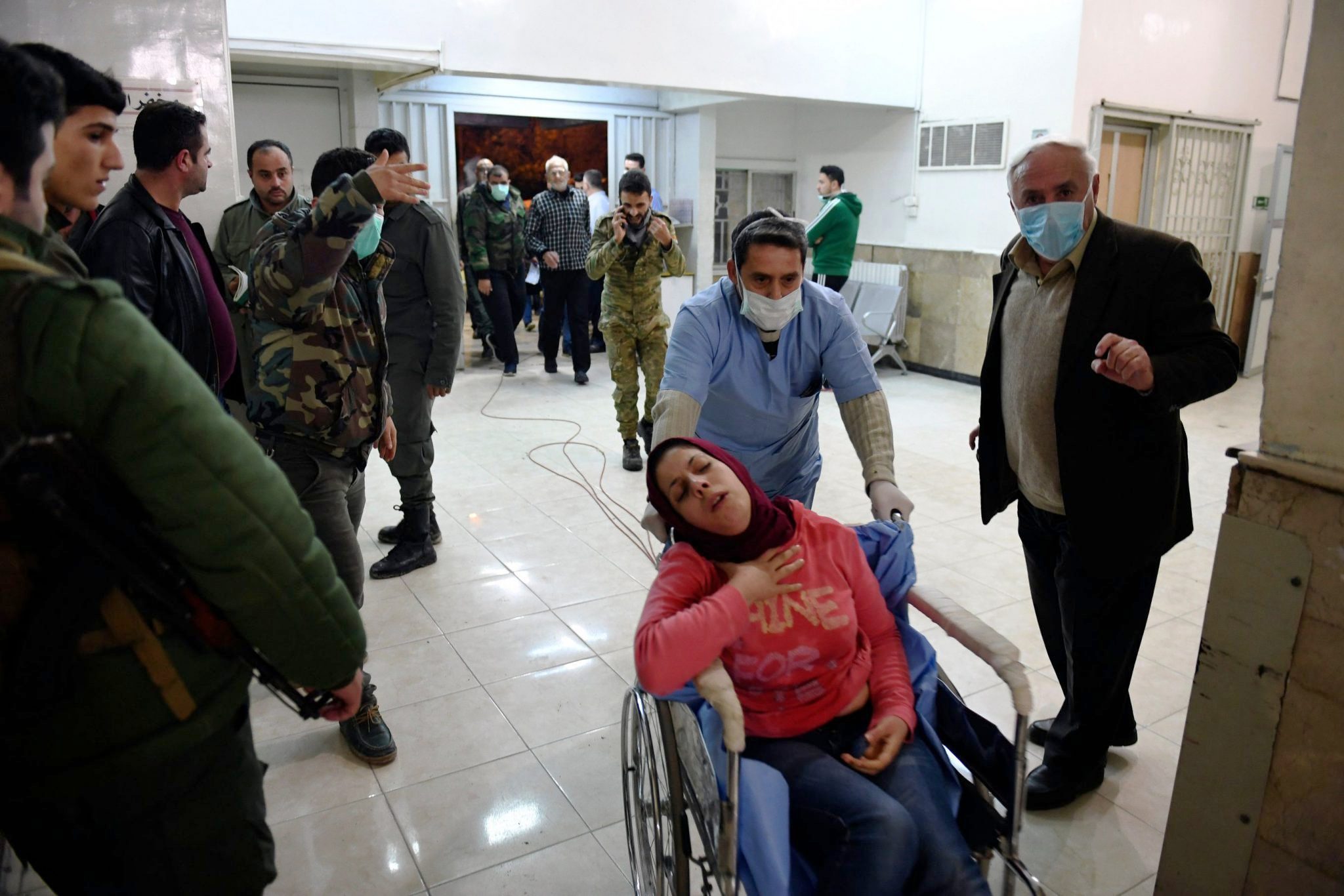 دمشق نشرت صورا لمصابين قالت انهم تعرضوا لهجوم نفذته المعارضة بغاز الكلور في حلب