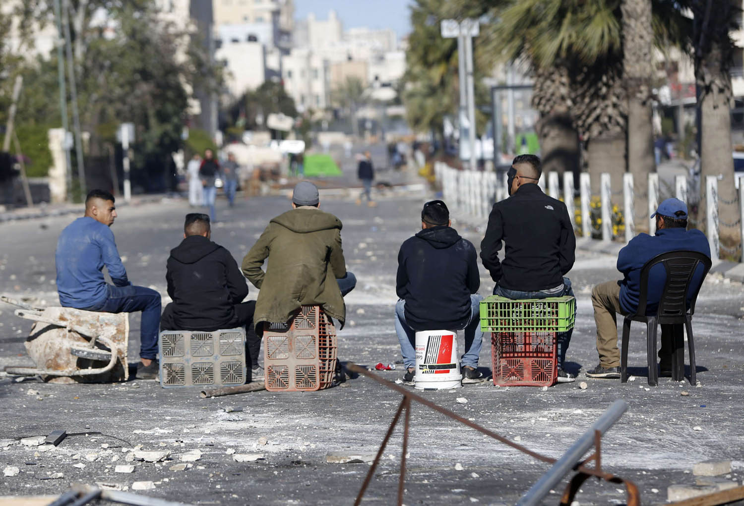 فلسطينيون يقطعون طريقا رئيسية في الضفة بالقرب من رام الله