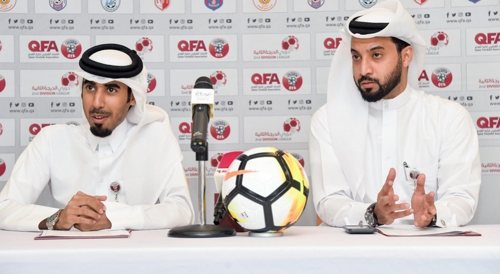 المنسق الإعلامي للاتحاد القطري علي الصلات يمينا خلال مؤتمر صحفي