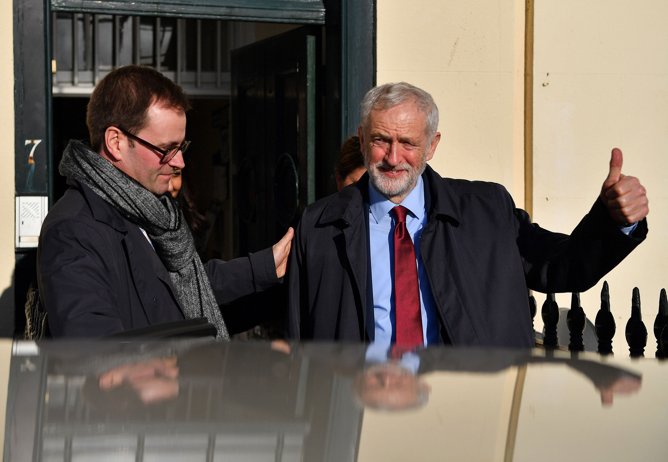 جيرمي كوربن زعيم حزب العمال البريطاني يزيد الضغوط على تيريزا ماي