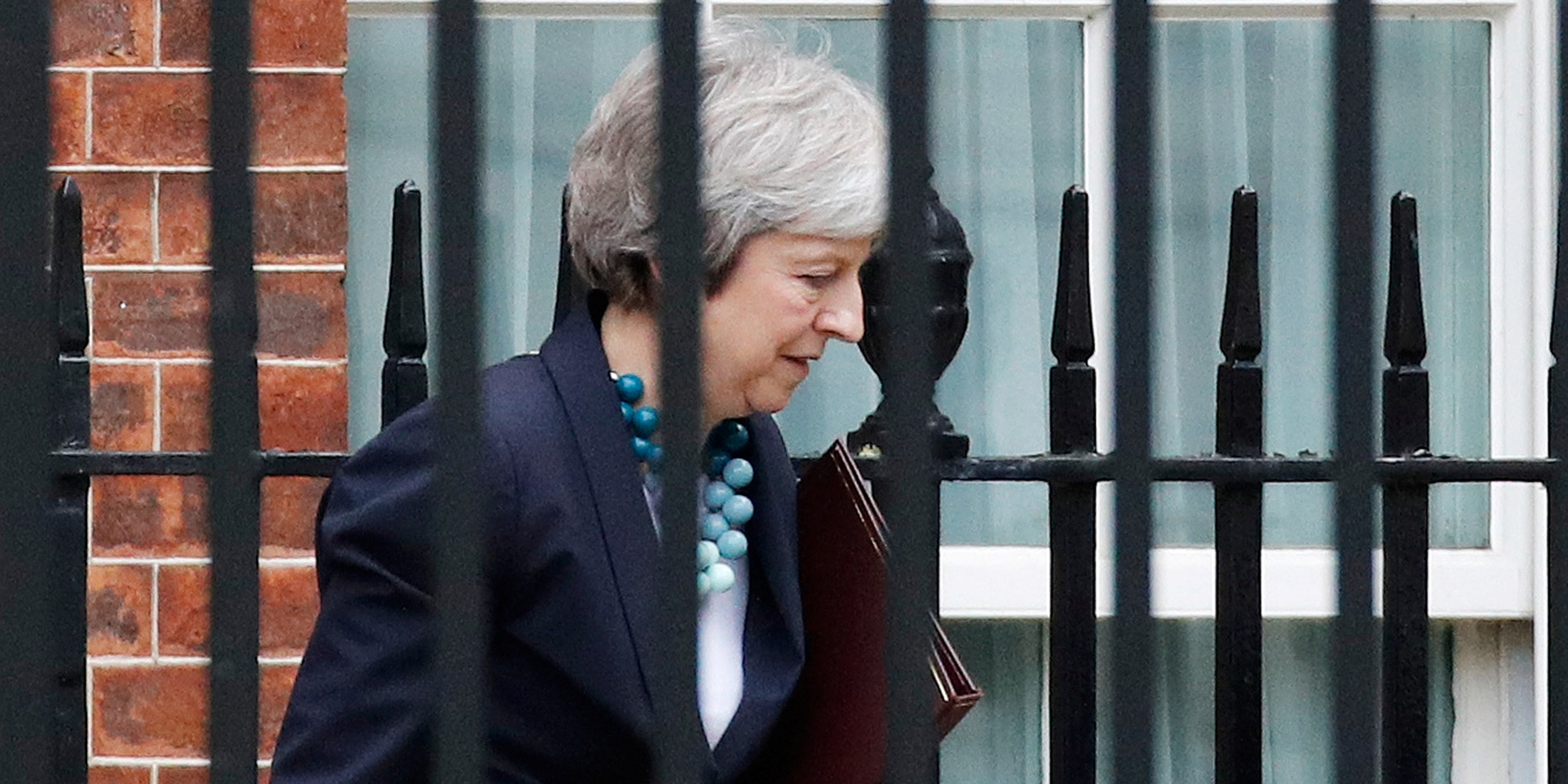 رئيسة الوزراء البريطانية تيريزا ماي تكابد قبل أشهر من بريكست