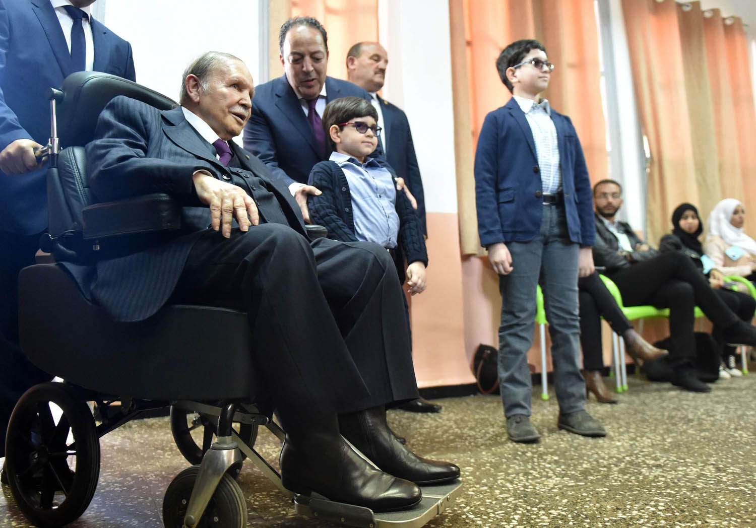 الرئيس الجزائري عبدالعزيز بوتفليقة في كرسيه المتحرك