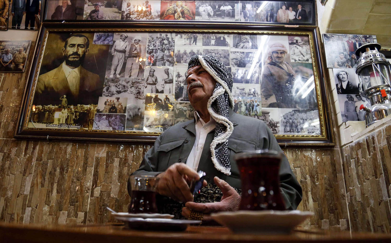 كردي في مقهى في أربيل