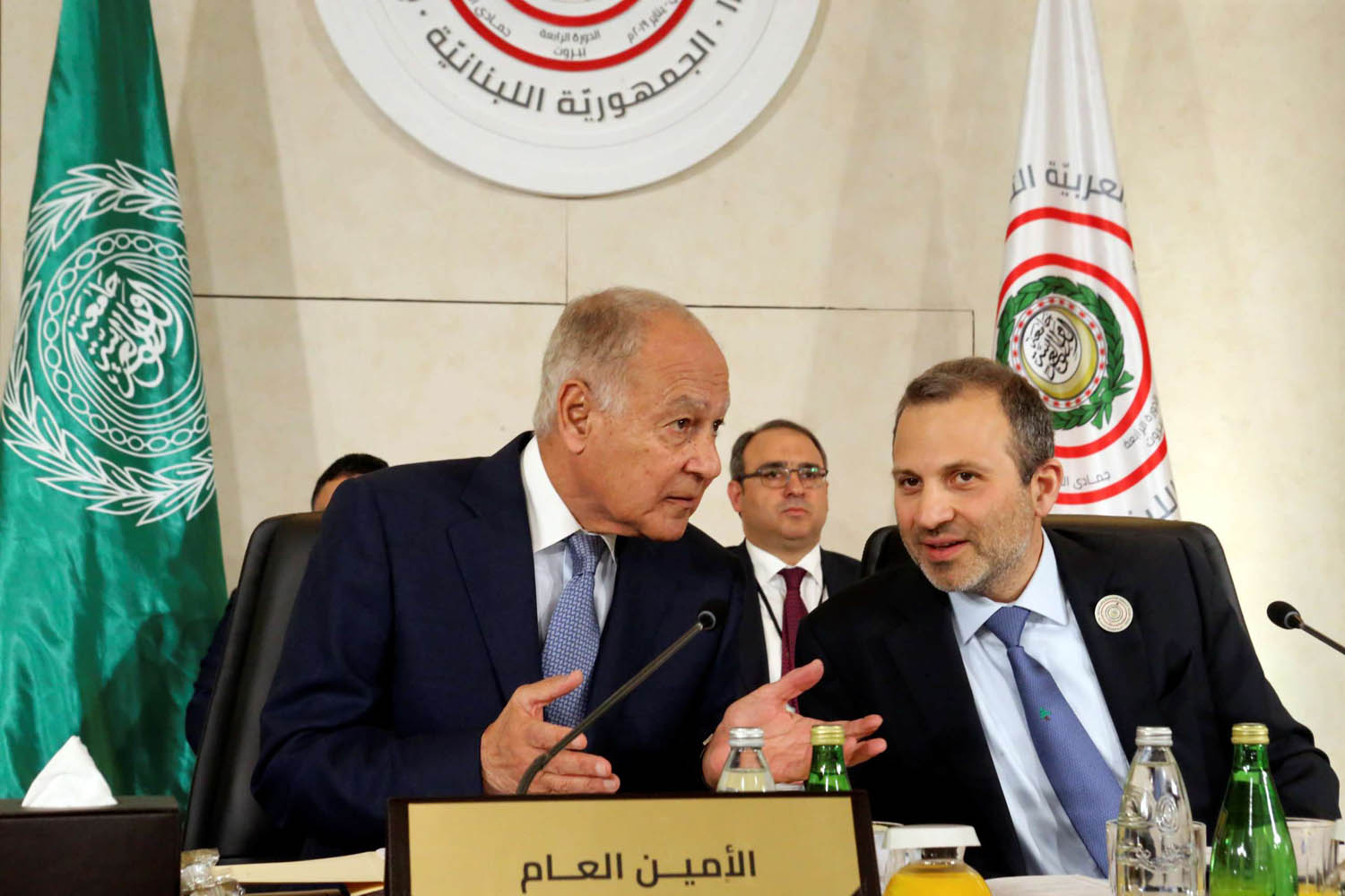 أمين عام الجامعة العربية أحمد أبوالغيط يتحدث مع وزير الخارجية اللبناني جبران باسيل
