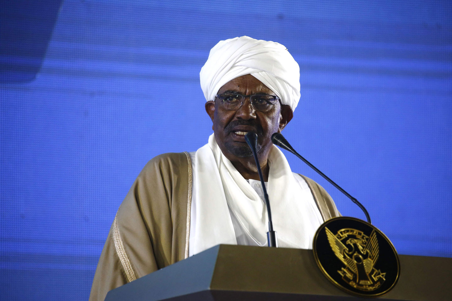 الرئيس السوداني عمر البشير يواجه وضعا صعبا